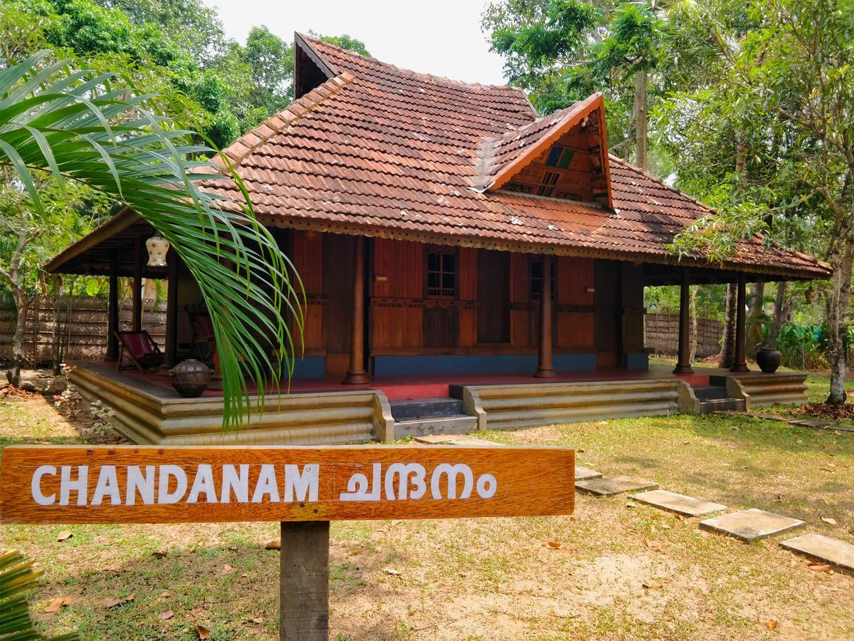 Palathra Heritage Mararikulam Bagian luar foto